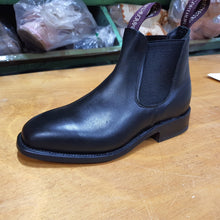 Load image into Gallery viewer, Chisel toe classic elastic side boot. All cow leather upper, lining &amp; sole by MACARTHUR
