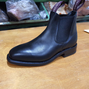 Chisel toe classic elastic side boot. All cow leather upper, lining & sole by MACARTHUR