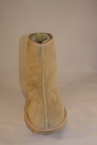 Style Husky - Mid calf length Ugg Boots. Wide fit. Unisex sizes. colours beige, chestnut