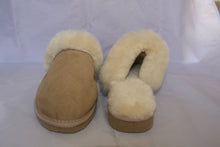 Load image into Gallery viewer, Ladies UGG scuff. Colour Natural &amp; Baby Pink
