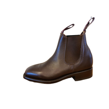 Load image into Gallery viewer, Chisel toe classic elastic side boot. All cow leather upper, lining &amp; sole by MACARTHUR
